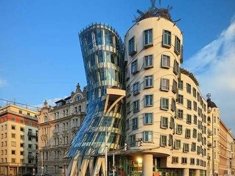 Dancing House stretch along the river